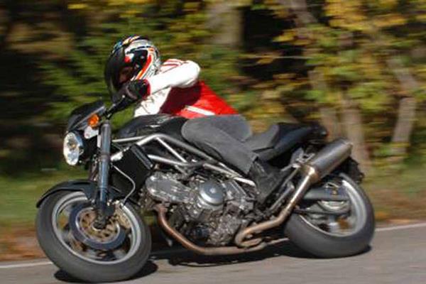 Cagiva Raptor 650 motorcycle review - Riding