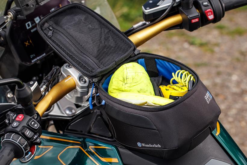 BMW R1300GS Wunderlich Click tankbag open