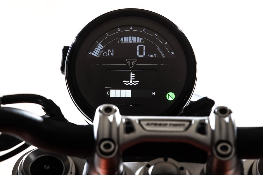 2025-on Triumph Speed Twin 1200 close up of dash