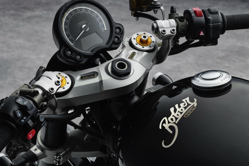 Triumph Bobber TFC clocks and top yoke