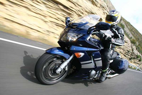 Yamaha FJR1300 motorcycle review - Riding