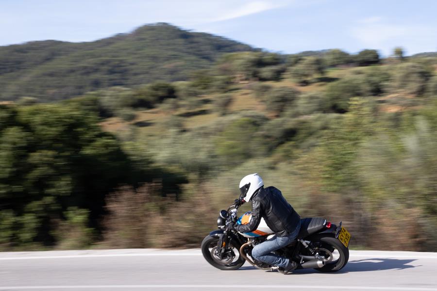 2025-on Triumph Speed Twin 900 grinding its pegs