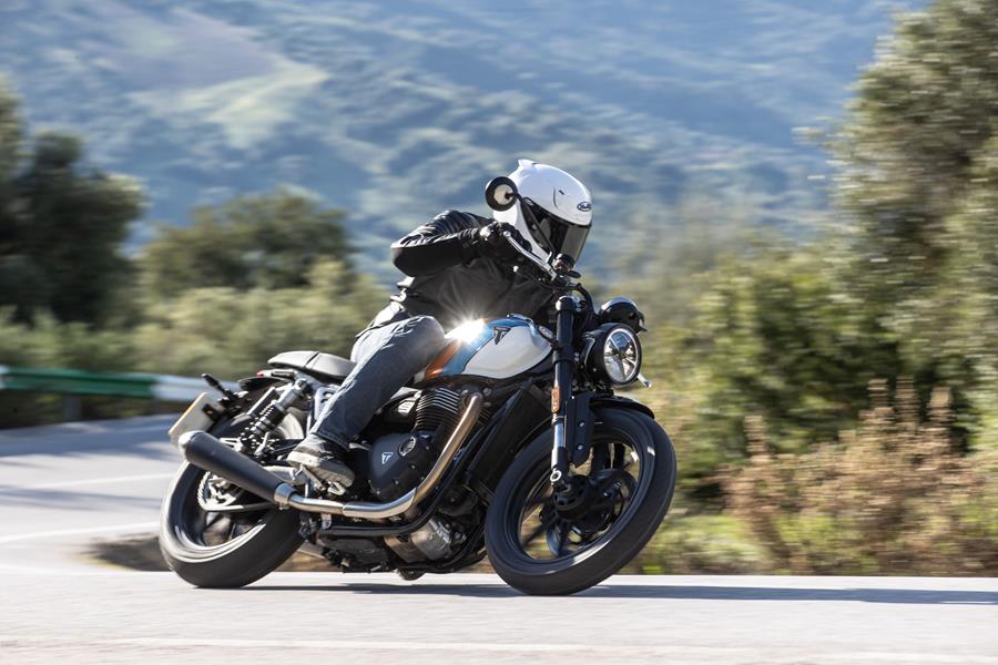 2025-on Triumph Speed Twin 900 leaning into a corner