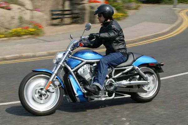 Harley-Davidson VRSCA V-Rod motorcycle review - Riding