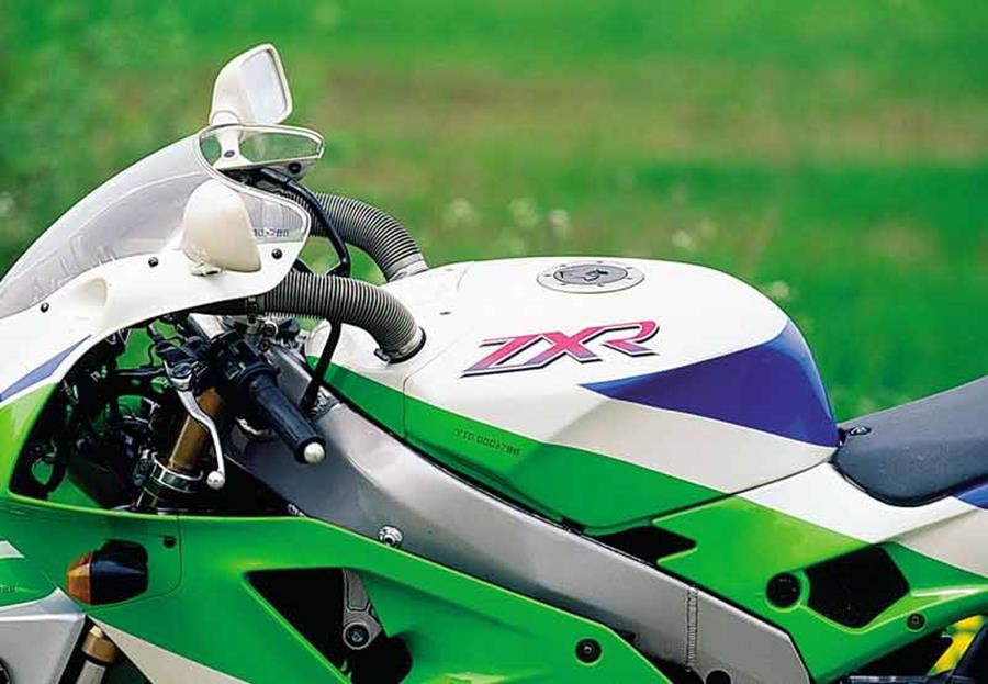 Kawasaki ZXR400 is a lightweight screamer