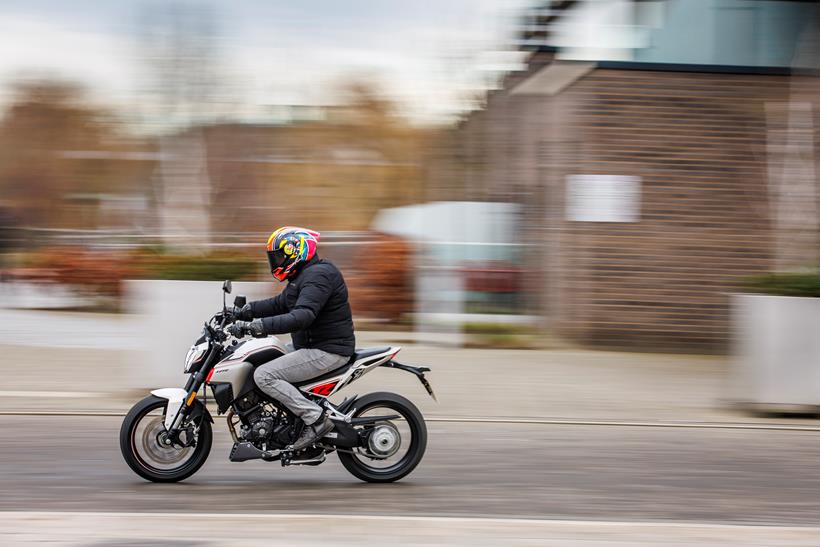 2025-on Kove 125R riding past the camera