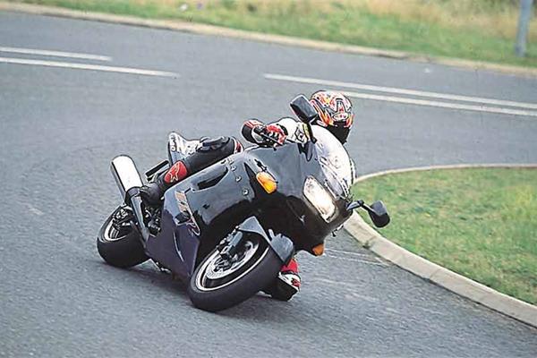 Kawasaki ZZ-R1100 motorcycle review - Riding