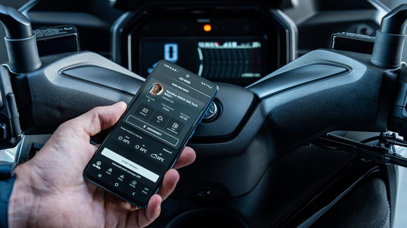 Yamaha XMAX 300 phone connectivity and TFT