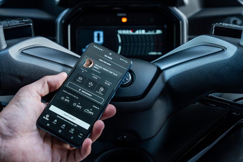 Yamaha XMAX 300 phone connectivity and TFT