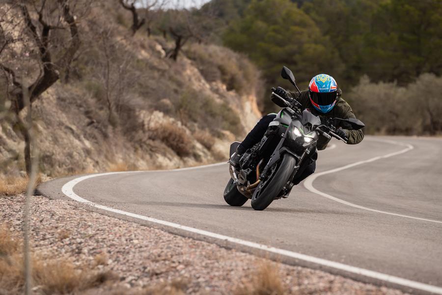 2025-on Kawasaki Z900 leaning into a bend