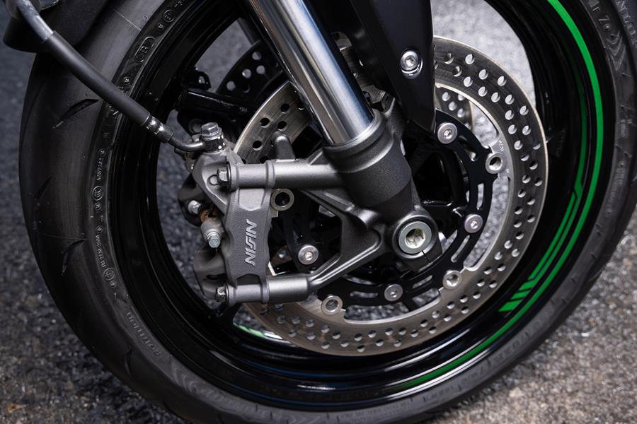 2025-on Kawasaki Z900 detailed shot of brakes