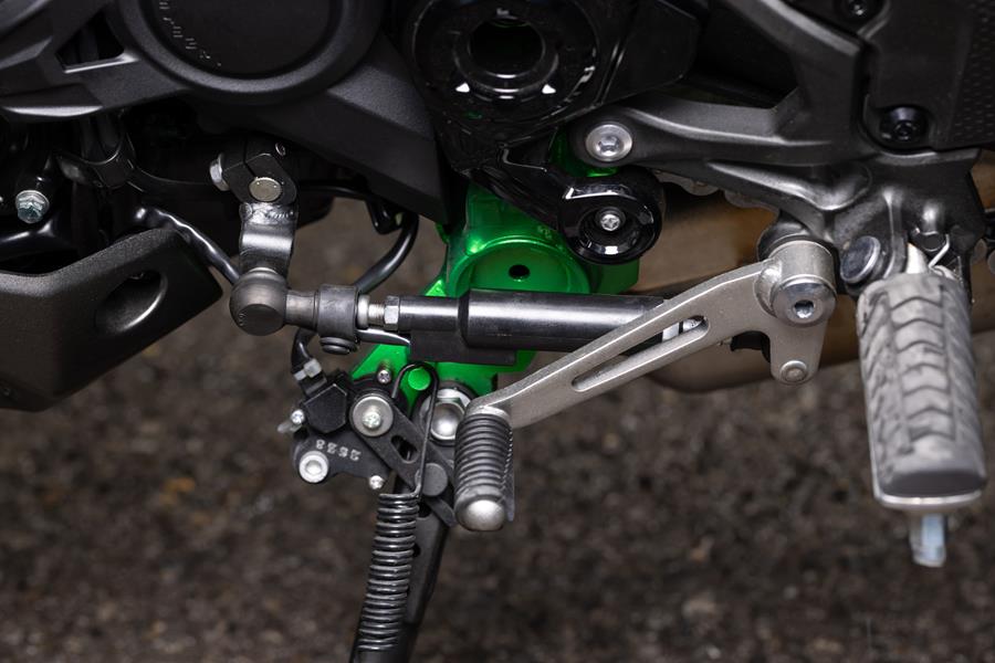 2025-on Kawasaki Z900 detailed shot of the quick shifter