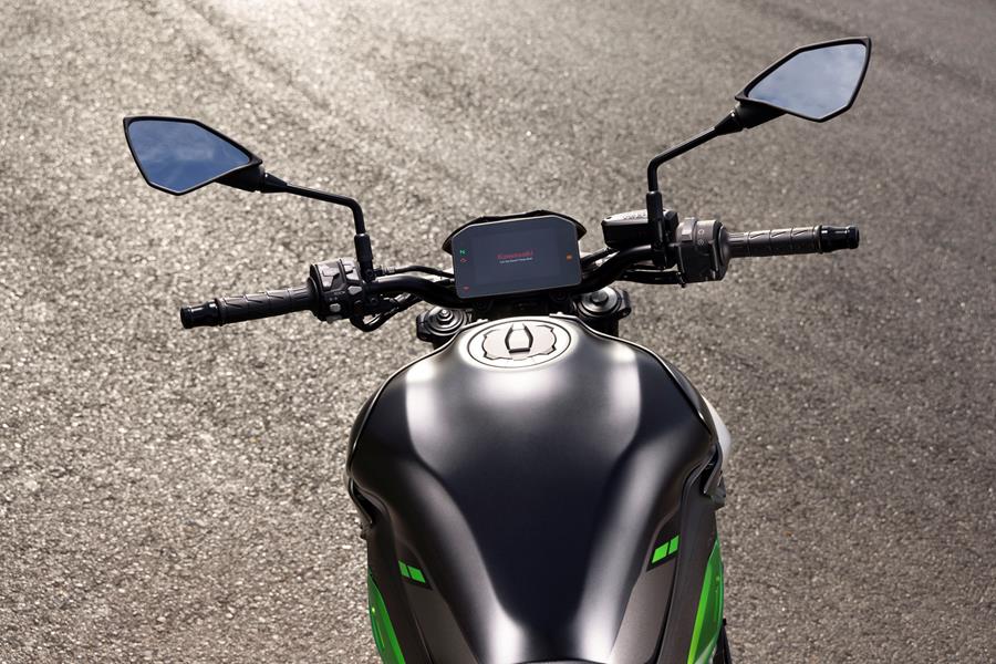 2025-on Kawasaki Z900 tank and cockpit detail