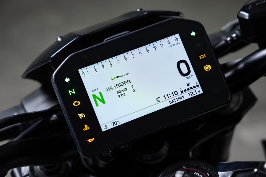 2025-on Kawasaki Z900 detailed shot of dash with rider options