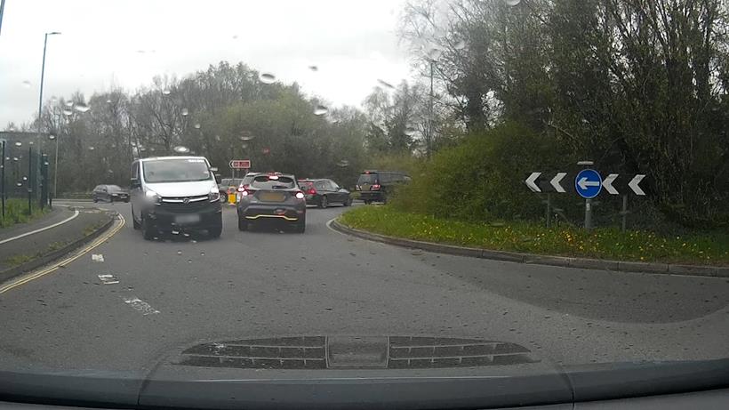 Une camionnette qui tourne à contresens au rond-point