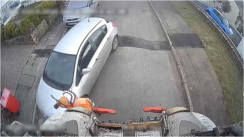 Un passage serré autour d'un camion poubelle