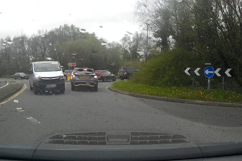 Une camionnette qui tourne à contresens au rond-point