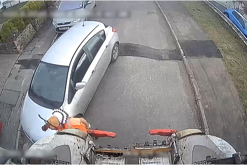 Un passage serré autour d'un camion poubelle