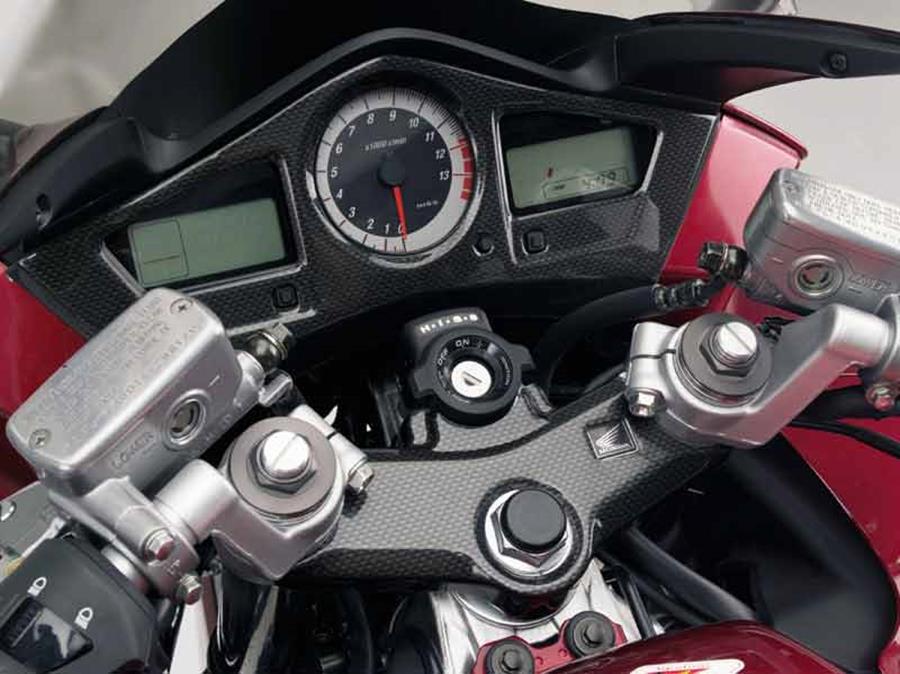 Honda VFR800 V-Tec motorcycle review - Instruments