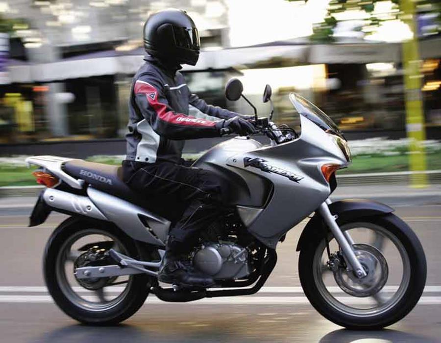 Honda XL125 Varadero motorcycle review - Riding