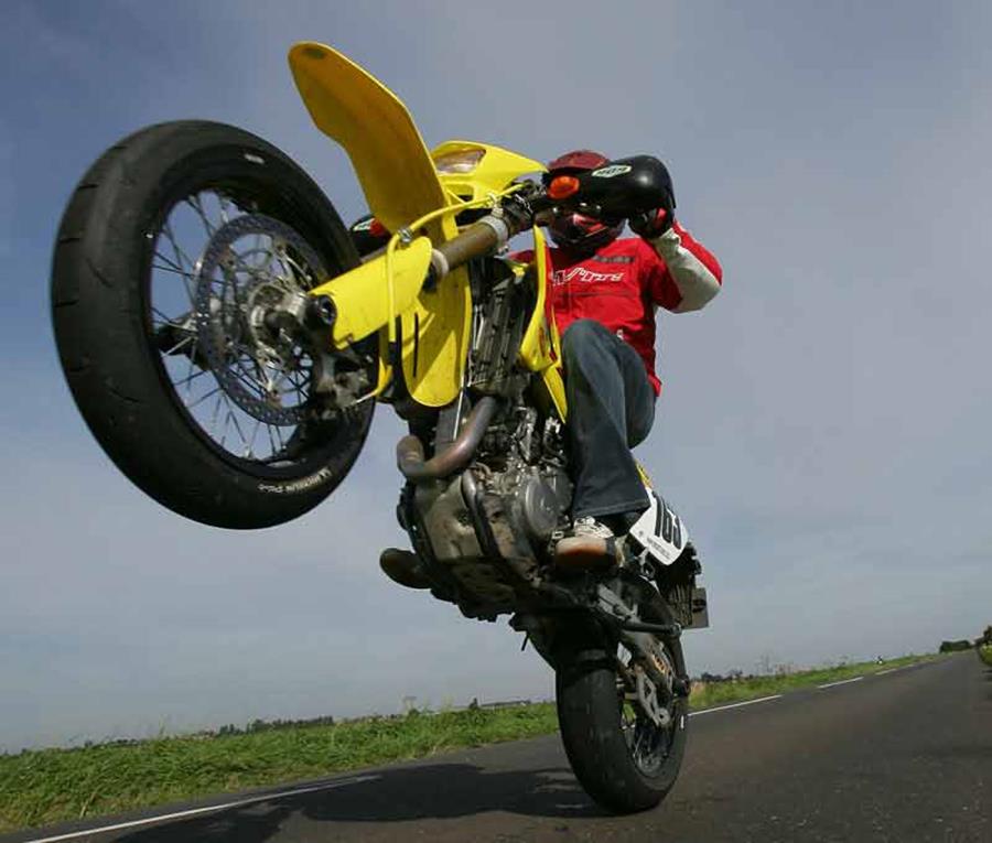 Suzuki DRZ400 S wheelie shot