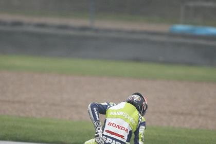 Charpentier misses out after discovering he has also cracked his coxic in this crash at Donington 