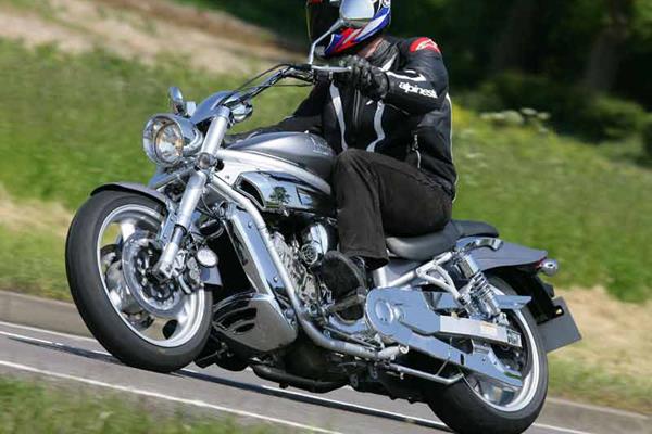 Hyosung GV650 Aquila motorcycle review - Riding