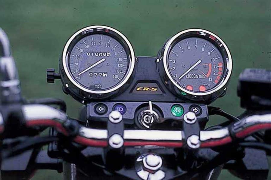 Kawasaki ER-5 motorcycle review - Instruments