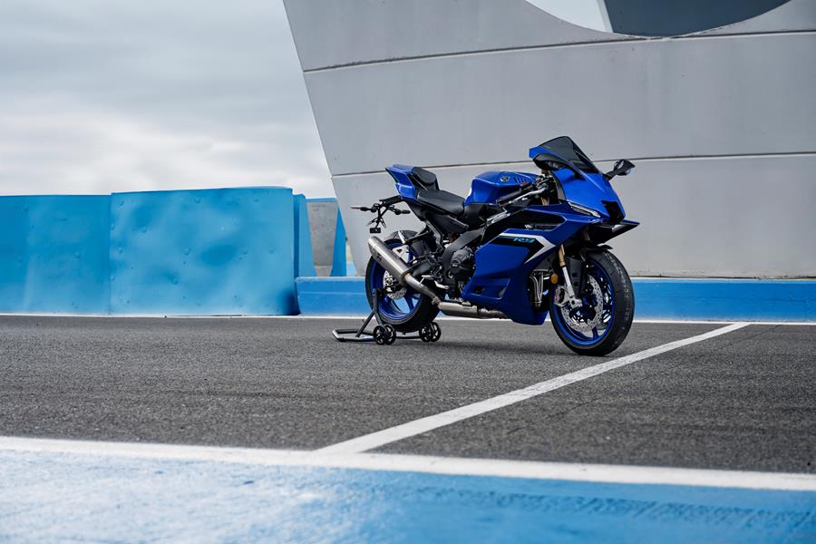 2025-on Yamaha R9 static shot