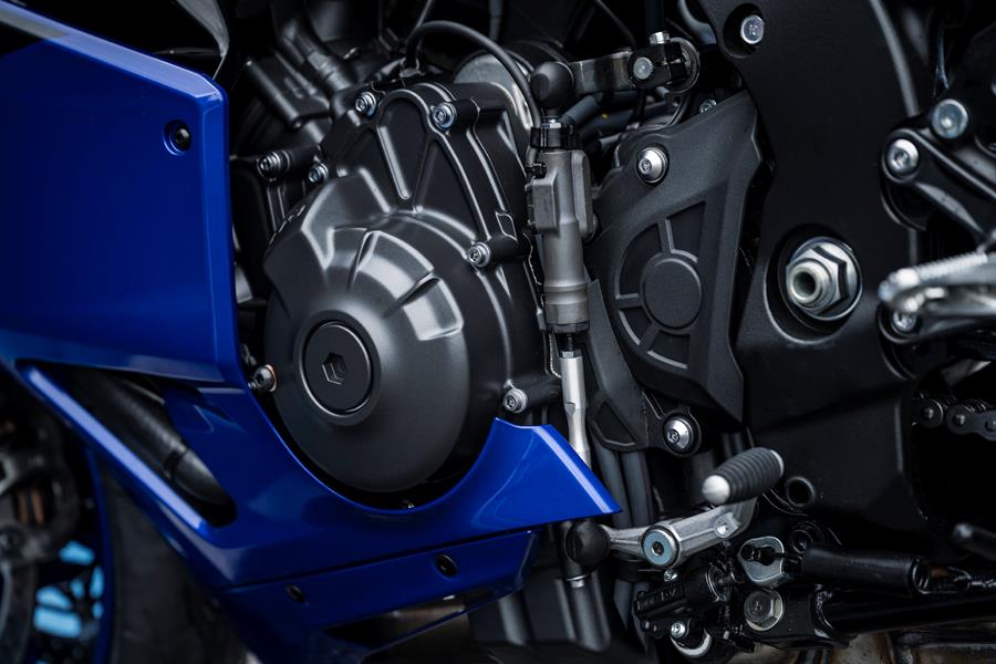 2025-on Yamaha R9 detailed shot of the quick shifter