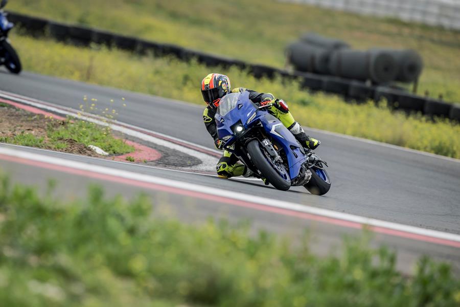 2025-on Yamaha R9 leaning into a right hand corner