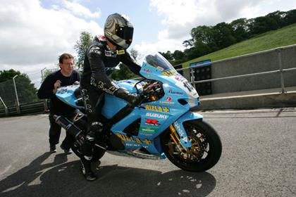 Neil Hodgson gets going on the Rizla Suzuki at Cadwell Park