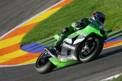 Roger Lee Hayden riding last year's 990 Kawasaki at the Valencia test in 2006