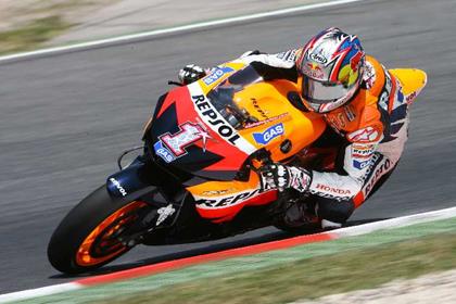 Nicky Hayden lead the way in this morning's free practice session at Donington Park