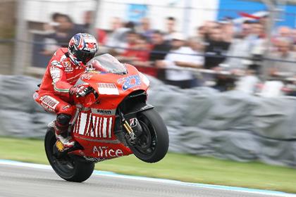 Casey Stoner extends his lead over Valentino Rossi at the top of the MotoGP standings