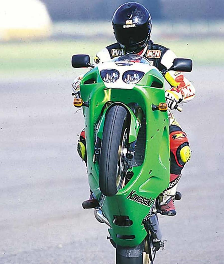 Kawasaki ZX7R wheelie