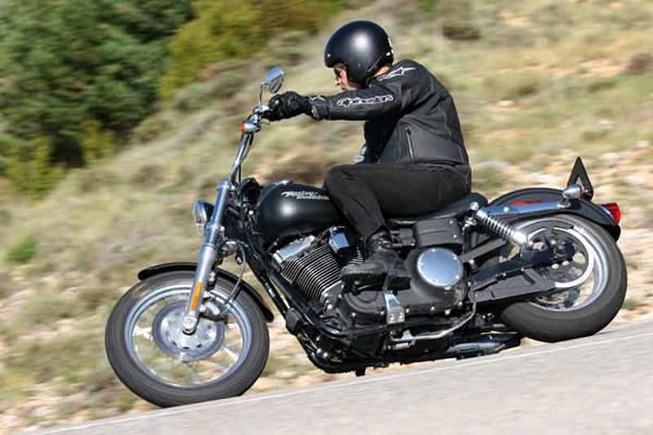 Harley-Davidson FXDBI Dyna Street Bob motorcycle review - Riding