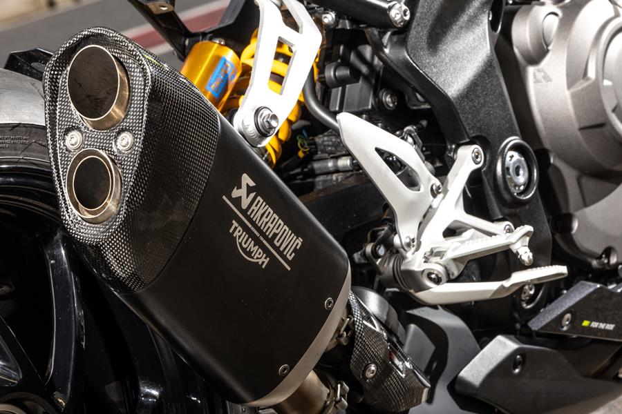2025 Triumph Speed Triple 1200 RX, Akrapovič silencer