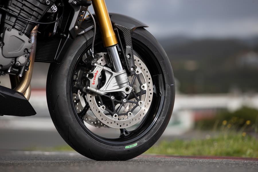 2025 Triumph Speed Triple 1200 RX, front Brembo brakes and Öhlins electronic suspension
