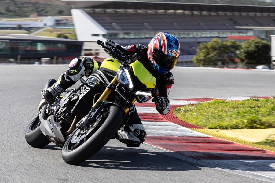 2025 Triumph Speed Triple 1200 RX, knee down left turn