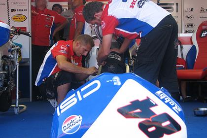 DFX Corse mechanics with Michel Fabrizio's motorcycle