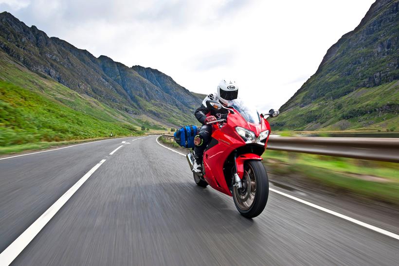 يتم قيادة سيارة Honda VFR800 على طريق ريفي اسكتلندي يتم قيادة سيارة Honda VFR800 على طريق ريفي اسكتلندي