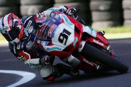 Leon Haslam took a comfrotable win at Cadwell Park