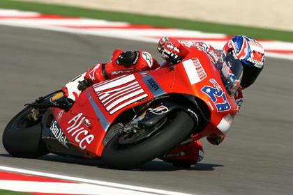 Casey Stoner has dominated the Misano MotoGP round to close on the MotoGP title