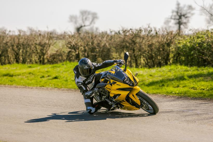 Suzuki GSX-8R Kiiro cornering