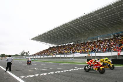 In the best race of his career so far, Toni Elias narrowly beats Vaelntino Rossi in 2006