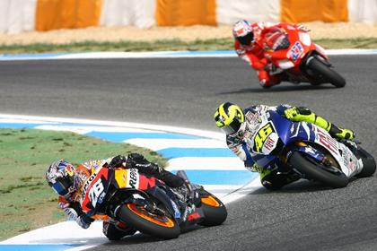 Dani Pedrosa couldn't keep Valentino Rossi behind him in Estoril