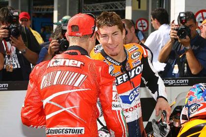 Reigning champion Nicky Hayden says current championship leader Casey Stoner is not cracking under the pressure