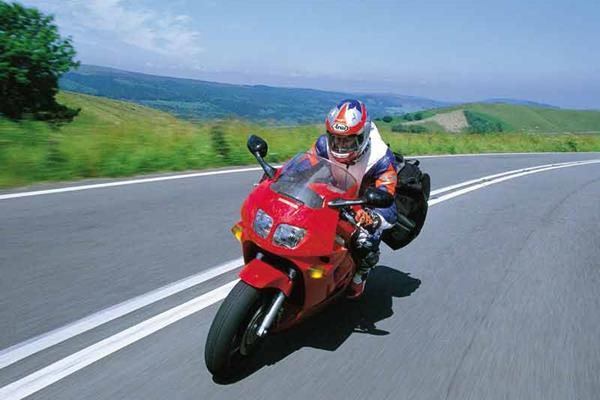 Honda VFR750F motorcycle review - Riding