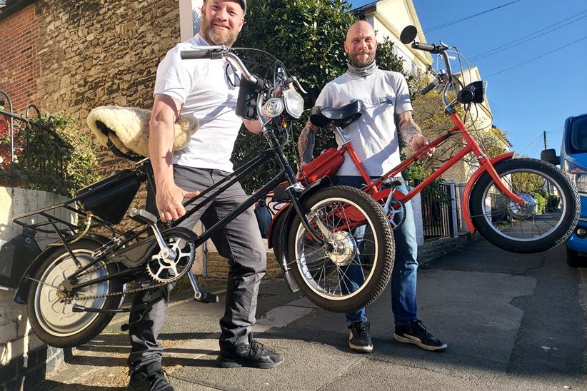한 쌍의 Clark Scamp Moped를 가지고 다니고 있습니다
